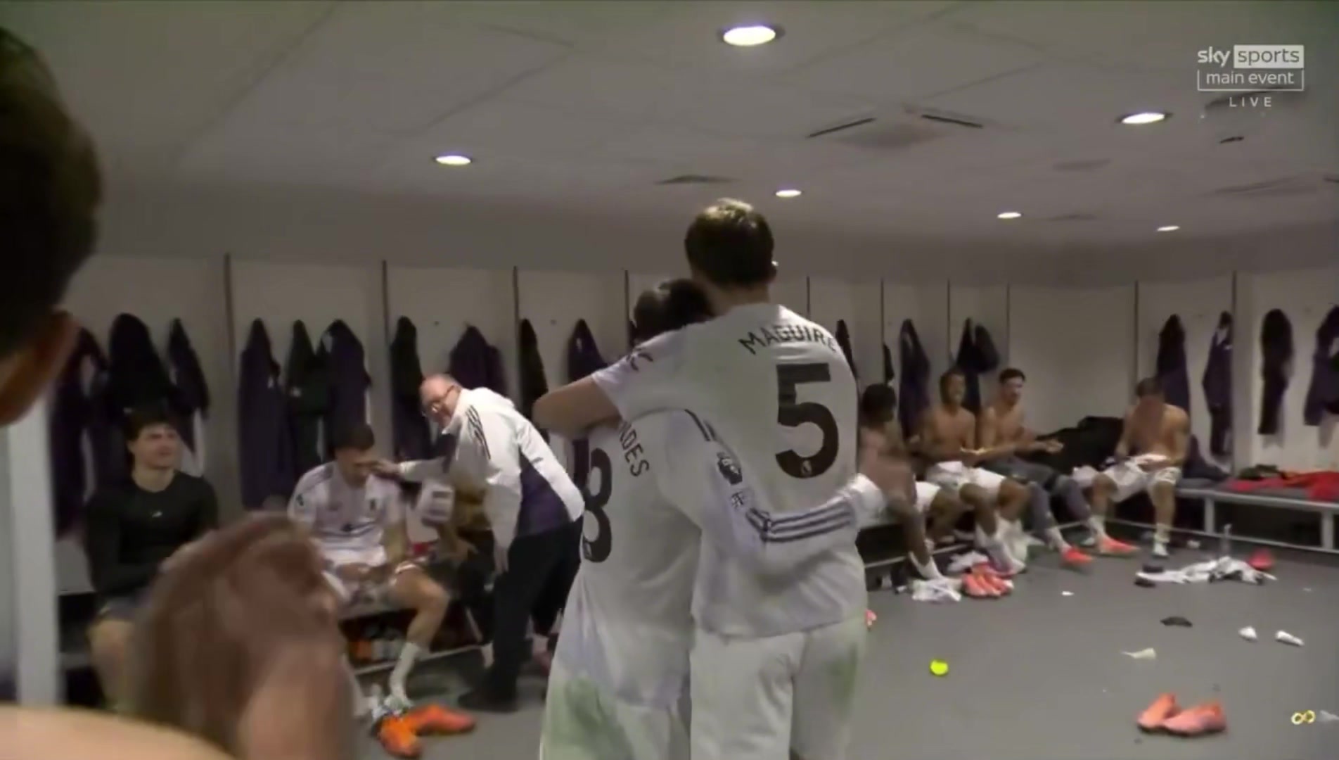 取勝功臣馬奎爾接受采訪后回到更衣室隊(duì)友拍頭鼓掌歡迎